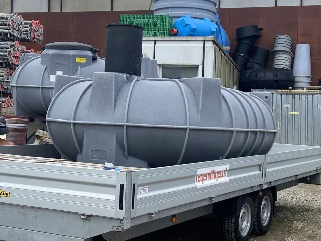 Flachtank Einbau mit Aquatum 300 Swiss - Einbau eines Flachtanks mit Regenwasserfilter Aquatum 300 Swiss in Hombrechtikon.